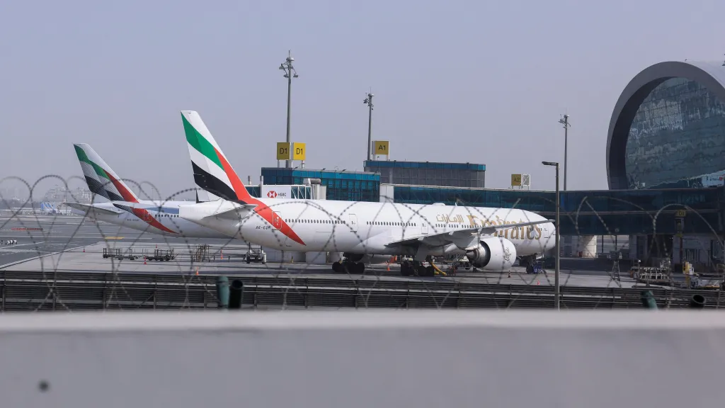 Letadla společnosti Emirates na dubajském letišti