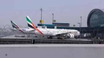 Letadla společnosti Emirates na dubajském letišti