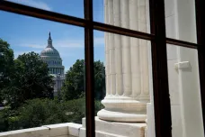 Američtí zákonodárci schválili prodloužení rozpočtového provizoria. Dohoda na pomoci pro Ukrajinu chybí