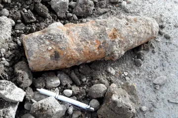 Policisté evakuovali několik domů na pražském Chodově. Na místě byl nalezen dělostřelecký granát