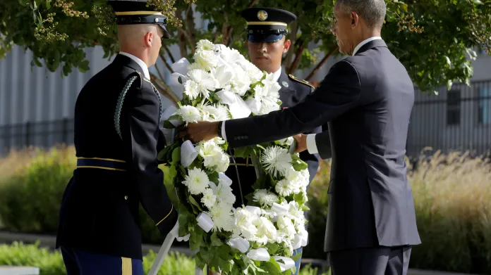 Barack Obama při pietní akci u Pentagonu