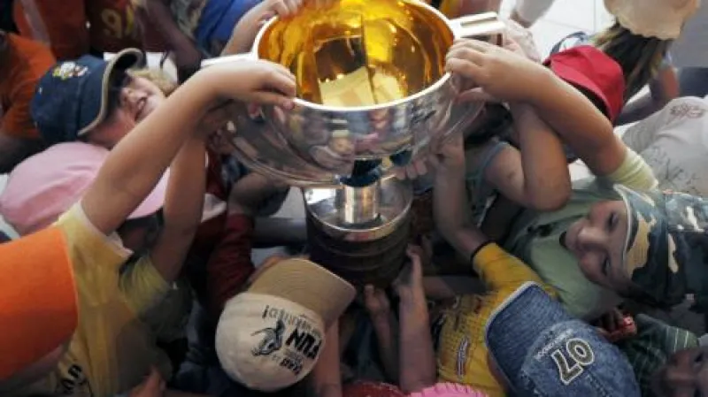 Hokejoví mistři světa Tomáš Rolinek, Petr Vampola a Miroslav Blaťák předali obci Troubky na Přerovsku postižené letošními povodněmi šek na 1.250.000 korun. Po předání šeku následovala autogramiáda a beseda hokejistů s občany a dětmi v kulturním domě. Děti z mateřské školy si mohly potěžkat vítězný pohár.