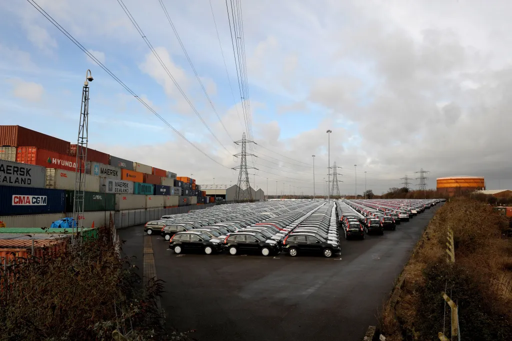 Nové a neprodejné automobily značky Honda před továrnou v jihoanglickém Southamptonu v lednu 2009. Produkce klesla na polovinu oproti číslům z minulého roku. Britskému automobilovému průmyslu dominovaly zahraniční, zejména japonské, automobilky, které kvůli finanční krizi radikálně omezily náklady na výrobu i počet pracovních míst