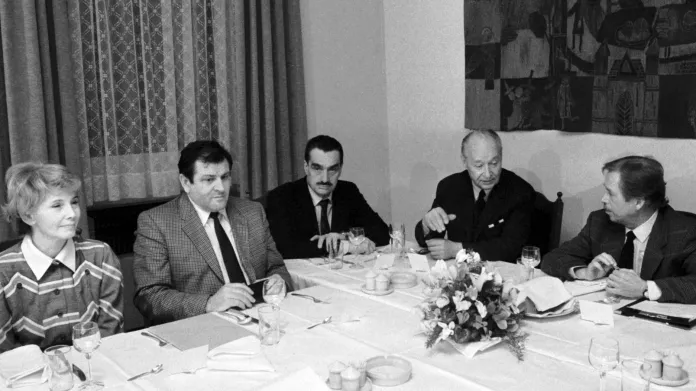 Dagmar Burešová, Vladimír Mečiar, Karel Schwarzenberg, Alexander Dubček a Václav Havel na jednání o československé ústavě v roce 1991
