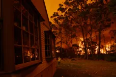 Dým z požárů dusí australské Sydney. Celé pobřeží Nového Jižního Walesu je v plamenech