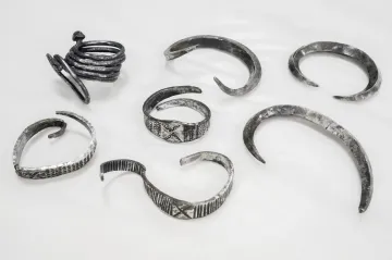 Student archeologie našel vzácné stříbrné náramky z vikinských dob