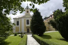 Po třech letech skončila oprava barokního kostela v Lánech, je v něm i Jezulátko