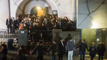 Lidský řetěz, který vytvořilo přes tisíc muslimů v Oslu v reakci na útok v Kodani