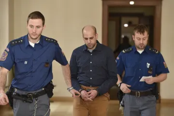 Seniorku udusil a okradl o 15 tisíc korun. U soudu se přiznal a stráví 12 let za mřížemi