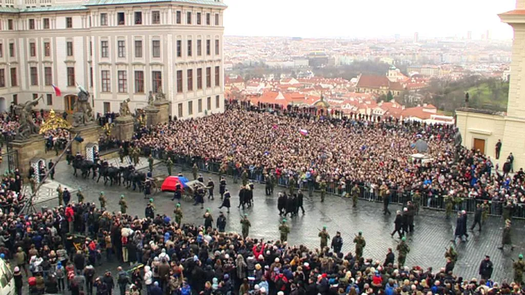 Ostatky Václava Havla na lafetě projíždí zaplněným Hradčanským náměstím