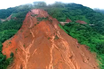 Sesuv půdy na jihu Číny přikryl vesnici. Zemřelo přes čtyřicet lidí