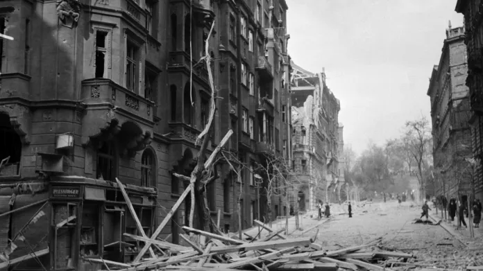 Praha po bombardování v únoru 1945