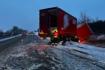Silná ledovka komplikuje dopravu kolem Prahy i na severu Čech