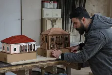 Výtvarník vyrábí dřevěné miniatury tradičních libanonských domů