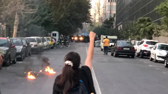 Účastnice protestů po úmrtí mladé ženy zadržené mravnostní policí odmítla povinnost nošení hidžábu