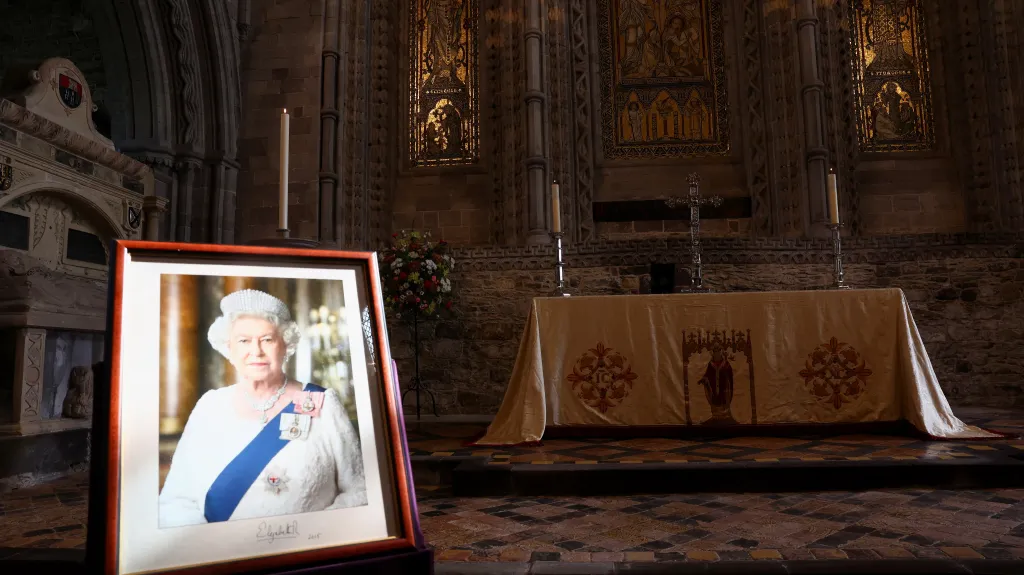 Británie si připomíná první výročí od úmrtí královny Alžběty II.