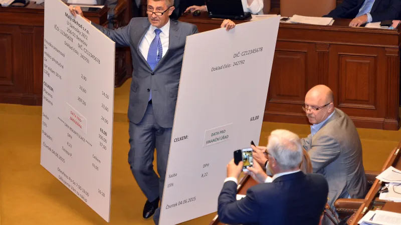 Babiš ve sněmovně předváděl vzor účtenky pro evidenci tržeb