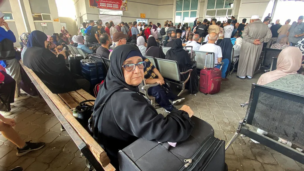 Lidé čekají u přechodu Rafah