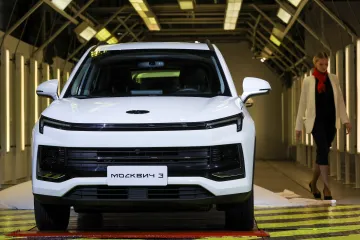 Ruské autosalony po zavedení sankcí zaplnila čínská auta. Na trh se vrací i Moskvič