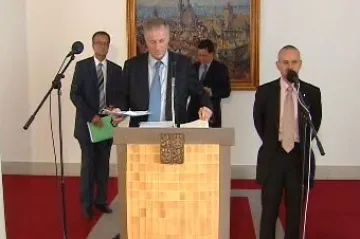 Vláda snížila výdaje na úspory energie a vypověděla smlouvu s Ruskem