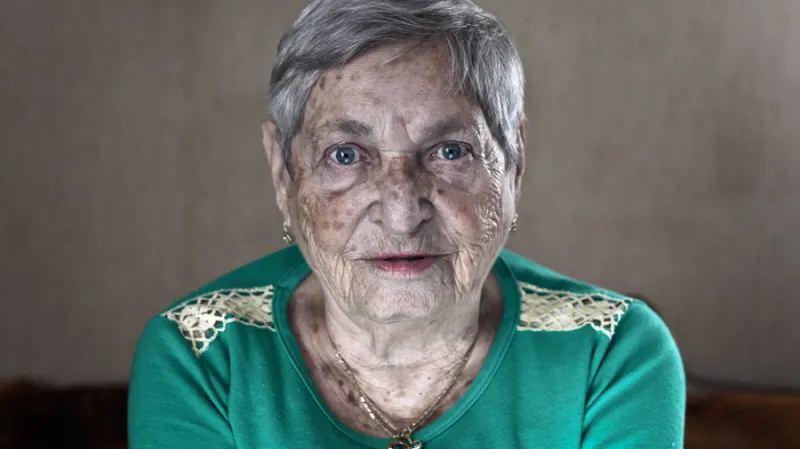 Do Česka se po pochodu smrti, osvobození a strastiplné cestě nakonec vrátily v květnu 1945. Zjistily, že z rodiny nikdo nepřežil a že byly okradeny předválečným snoubencem sestry Hanky o byt a rodinné šperky. Tak začínaly znovu, bez střechy a bez prostředků… Přesto se dožila bezmála 90 let.