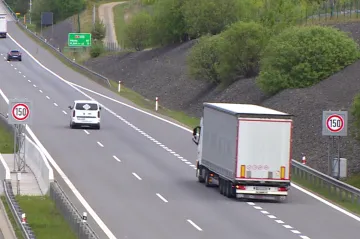 Sněmovna řeší vládní návrh na zrušení zdražování dálničních známek