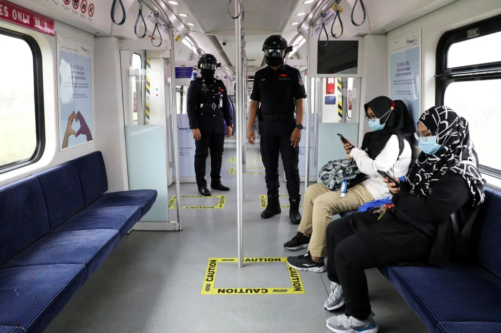 Policie v Kuala Lumpur v Malajsii začala používat chytré přilby. Ty umí detekovat na dálku teplotu. Strážci zákona je tak využívají v přelidněných místech, kde hrozí riziko přenosu koronaviru