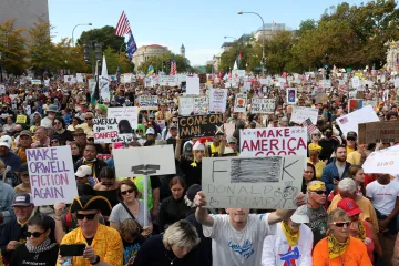 Žádní králové. V USA se konaly protesty proti Trumpově vládě