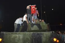 Převrat u konce? Armáda jako „stát ve státě“ musí podle Erdogana skončit