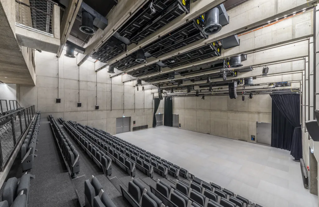 Do nejužšího výběru se dostalo také Centrum současného umění DOX v Praze za nový prostor DOX+ (Petr Hájek Architekti)