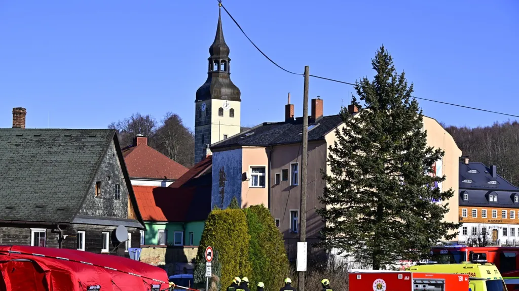 Hasiči v blízkosti městského úřadu v obci Chřibská