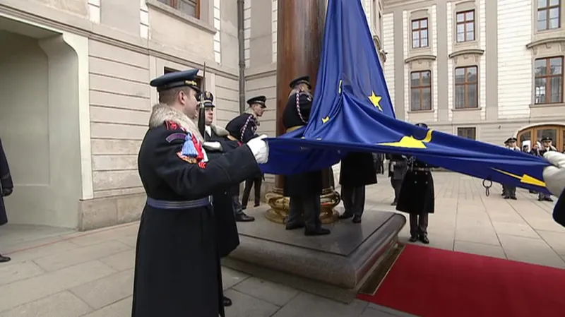 Věšení vlajky EU na Pražském hradě