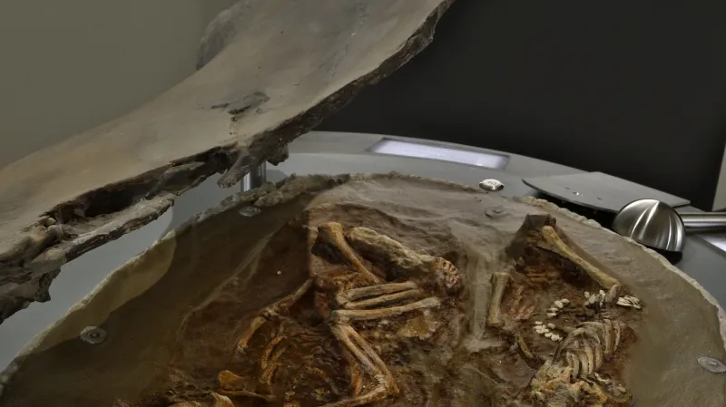 Rekonstrukce pravěkého hrobu dvojčat