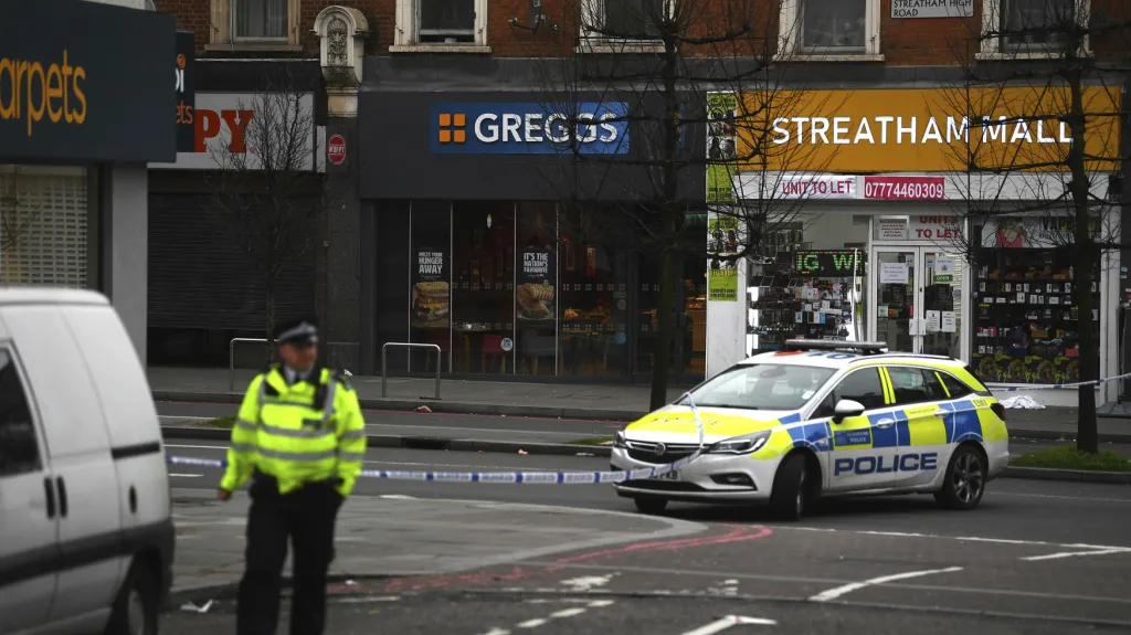 Policie na místě incidentu v londýnské čtvrti Streatham