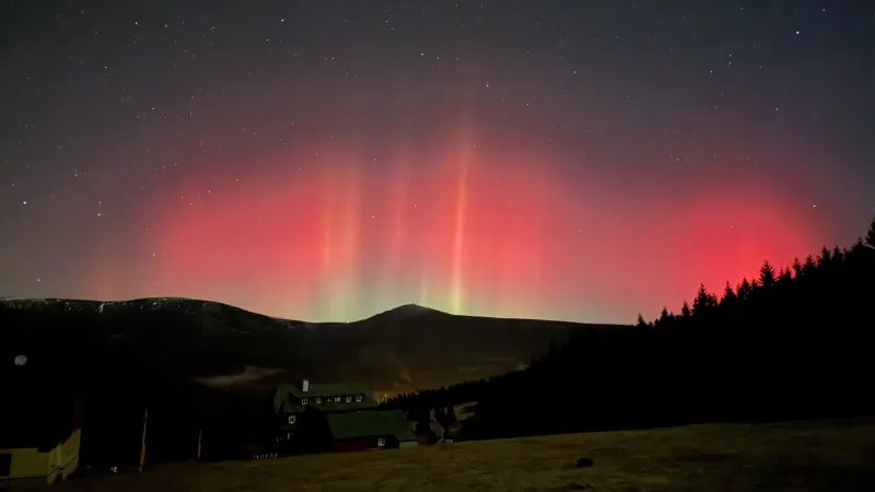 Polární záře zachycená v noci na 12. listopad v Krkonoších