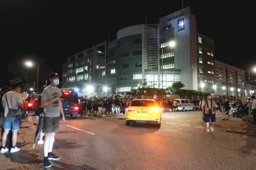 Z tiskáren vyšlo poslední číslo končícího Apple Daily. Čtenáři na něj v Hongkongu čekali fronty