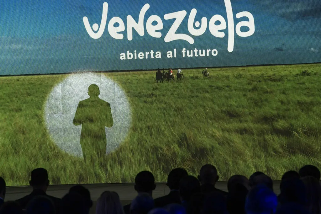 Stín venezuelského ministra pro komunikaci Jorgeho Rodrigueze na obrazovce při prezentaci strategie země pro propagaci cestovního ruchu