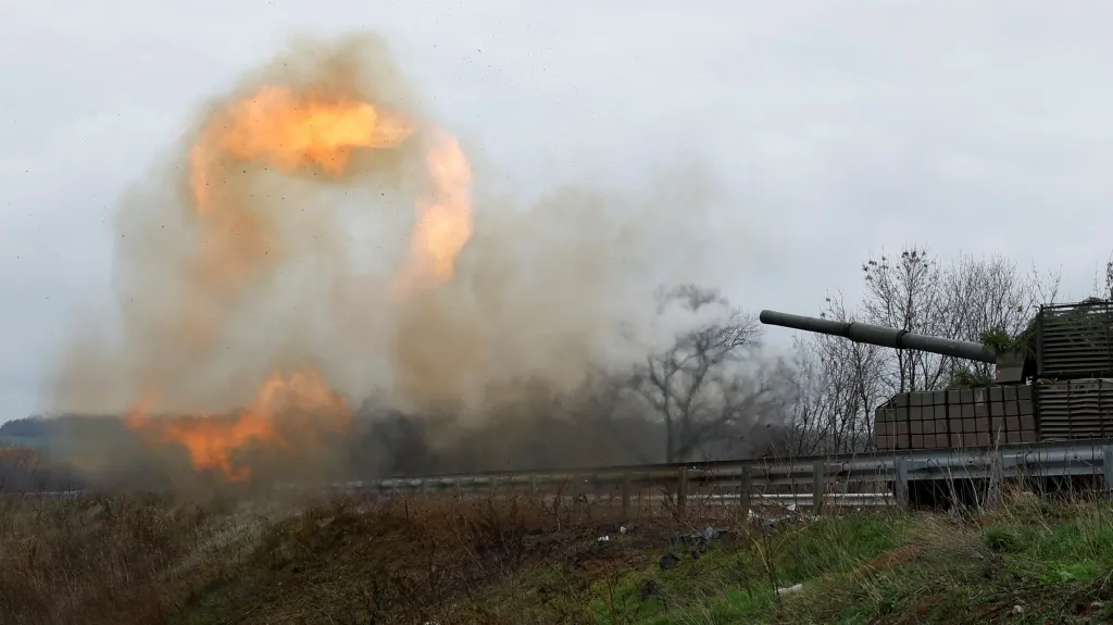 Ukrajinští vojáci pálí na frontové linii u Bachmutu z tanku, který původně patřil ruské armádě