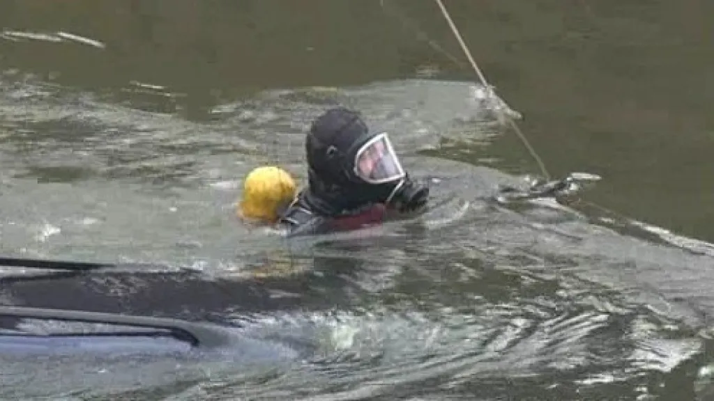 Z řeky byla vidět jen střecha auta