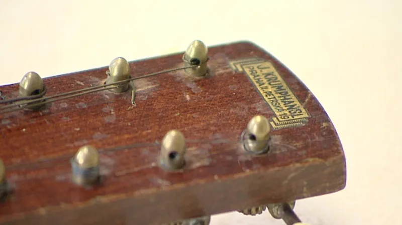 Detail nástroje se štítkem firmy Krumphansl