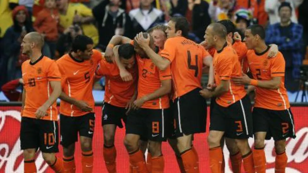 Nizozemští fotbalisté se radují ze vstřeleného gólu