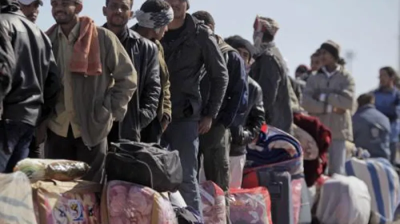 Cizinci opouštějí hromadně Libyi