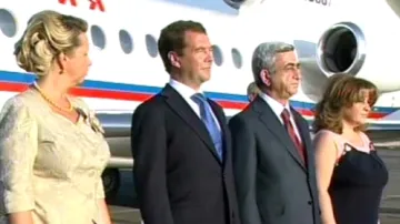 Serž Sargsjan a Dmitrij Medveděv s manželkami
