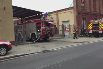 V Kraslicích vzplála výrobní linka v textilce. Požár se šířil klimatizací na střechu, 68 lidí evakuovali