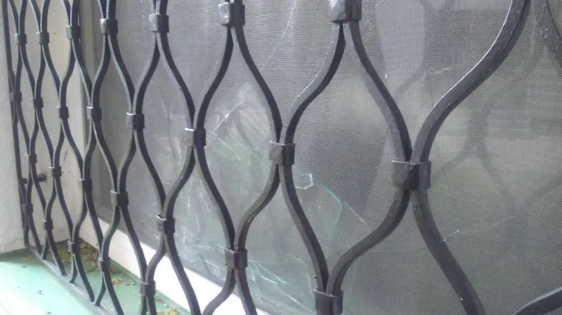 Rozbitá okna brěnské mešity