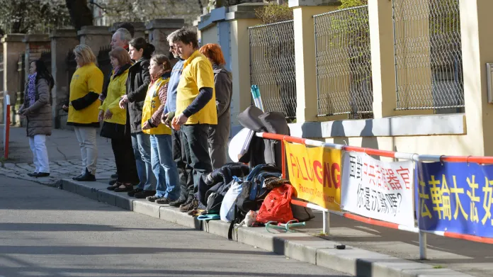Protest hnutí Fa-lun-kung před čínskou ambasádou v Praze