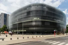 Oprava vypadlého skla z Národní technické knihovny se opět protahuje, pokračovat bude po vyrovnání se stavbaři