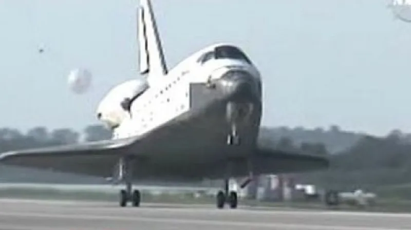 Raketoplán Discovery přistál na Floridě