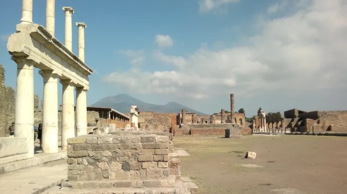 Panorama Vesuvu při pohledu z Pompejí