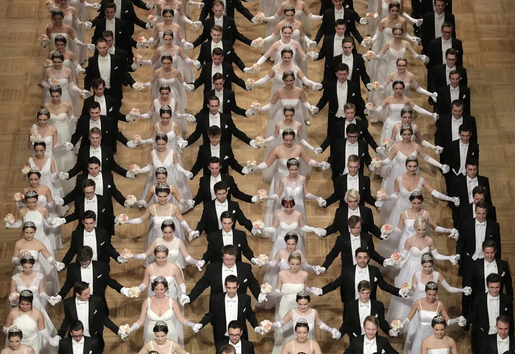 Členové uvítacího souboru tanečníků slavnostně zahajují tradiční vídeňský Ples v Opeře